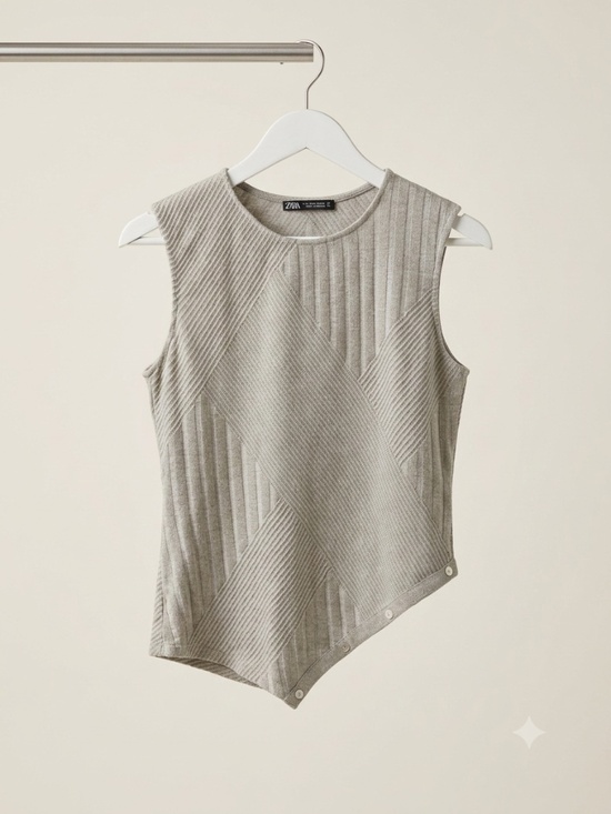 Zara Tops - Zara Textured Patchwork ribbed knit top with button detail. Size Small.
